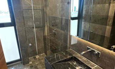 🚩  Rento departamento  AMUEBLADO en la torre Lumier en piso 32 ,León  Gto.

Renta 💲$45,000 c/mtto

Sala
Comedor
2 recamara la principal con  baño completo y vestidor
Terraza
2 cajon de estacionamiento 
🪇
Amenidades:
Recepcion 
Hay gimnasio completo 
Spa con jacuzzis
2 cajones de estacionamiento 
Restaurante 
Rooftop
Alberca

Ubicada   al norte de León Gto,  con ubicación  exclusiva  y vistas panorámicas  de lujo,  cerca  de plaza  mayor y en la zona  dorada  de León Gto