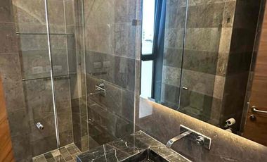 🚩  Rento departamento  AMUEBLADO en la torre Lumier en piso 32 ,León  Gto.

Renta 💲$45,000 c/mtto

Sala
Comedor
2 recamara la principal con  baño completo y vestidor
Terraza
2 cajon de estacionamiento 
🪇
Amenidades:
Recepcion 
Hay gimnasio completo 
Spa con jacuzzis
2 cajones de estacionamiento 
Restaurante 
Rooftop
Alberca

Ubicada   al norte de León Gto,  con ubicación  exclusiva  y vistas panorámicas  de lujo,  cerca  de plaza  mayor y en la zona  dorada  de León Gto
