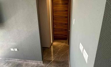 🚩  Rento departamento  AMUEBLADO en la torre Lumier en piso 32 ,León  Gto.

Renta 💲$45,000 c/mtto

Sala
Comedor
2 recamara la principal con  baño completo y vestidor
Terraza
2 cajon de estacionamiento 
🪇
Amenidades:
Recepcion 
Hay gimnasio completo 
Spa con jacuzzis
2 cajones de estacionamiento 
Restaurante 
Rooftop
Alberca

Ubicada   al norte de León Gto,  con ubicación  exclusiva  y vistas panorámicas  de lujo,  cerca  de plaza  mayor y en la zona  dorada  de León Gto