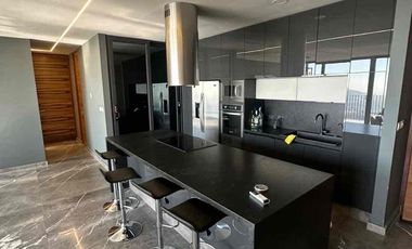 🚩  Rento departamento  AMUEBLADO en la torre Lumier en piso 32 ,León  Gto.

Renta 💲$45,000 c/mtto

Sala
Comedor
2 recamara la principal con  baño completo y vestidor
Terraza
2 cajon de estacionamiento 
🪇
Amenidades:
Recepcion 
Hay gimnasio completo 
Spa con jacuzzis
2 cajones de estacionamiento 
Restaurante 
Rooftop
Alberca

Ubicada   al norte de León Gto,  con ubicación  exclusiva  y vistas panorámicas  de lujo,  cerca  de plaza  mayor y en la zona  dorada  de León Gto