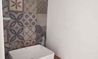 🚩Rento  casa   en frac. Cerrada en calle  Avila Camacho, entre   av  Guanajuato e  HIlario  medina   Leon gto.

Renta $ 14,000  con mtto

Nueva la  casa 🚩

Cochera para  1  auto  
Sala 
Comedor 
Cocina integral  
Área   de lavado  
Medio baño 
Plata alta 
2  recamaras  con closet y baño  comoleto con cancel de vidrio  templado 

Cisterna 
Tanque  estacionario 
Tinaco 

Cerca   plaza   obelisco
Conalep