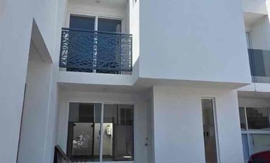🚩Rento  casa   en frac. Cerrada en calle  Avila Camacho, entre   av  Guanajuato e  HIlario  medina   Leon gto.

Renta $ 14,000  con mtto

Nueva la  casa 🚩

Cochera para  1  auto  
Sala 
Comedor 
Cocina integral  
Área   de lavado  
Medio baño 
Plata alta 
2  recamaras  con closet y baño  comoleto con cancel de vidrio  templado 

Cisterna 
Tanque  estacionario 
Tinaco 

Cerca   plaza   obelisco
Conalep
