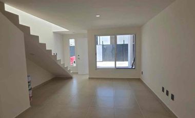 🚩Rento  casa   en frac. Cerrada en calle  Avila Camacho, entre   av  Guanajuato e  HIlario  medina   Leon gto.

Renta $ 14,000  con mtto

Nueva la  casa 🚩

Cochera para  1  auto  
Sala 
Comedor 
Cocina integral  
Área   de lavado  
Medio baño 
Plata alta 
2  recamaras  con closet y baño  comoleto con cancel de vidrio  templado 

Cisterna 
Tanque  estacionario 
Tinaco 

Cerca   plaza   obelisco
Conalep