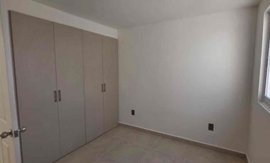 🚩Rento  casa   en frac. Cerrada en calle  Avila Camacho, entre   av  Guanajuato e  HIlario  medina   Leon gto.

Renta $ 14,000  con mtto

Nueva la  casa 🚩

Cochera para  1  auto  
Sala 
Comedor 
Cocina integral  
Área   de lavado  
Medio baño 
Plata alta 
2  recamaras  con closet y baño  comoleto con cancel de vidrio  templado 

Cisterna 
Tanque  estacionario 
Tinaco 

Cerca   plaza   obelisco
Conalep