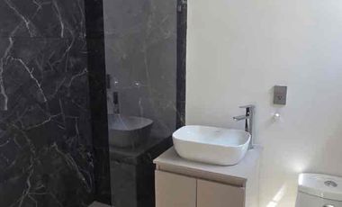 🚩Rento  casa   en frac. Cerrada en calle  Avila Camacho, entre   av  Guanajuato e  HIlario  medina   Leon gto.

Renta $ 14,000  con mtto

Nueva la  casa 🚩

Cochera para  1  auto  
Sala 
Comedor 
Cocina integral  
Área   de lavado  
Medio baño 
Plata alta 
2  recamaras  con closet y baño  comoleto con cancel de vidrio  templado 

Cisterna 
Tanque  estacionario 
Tinaco 

Cerca   plaza   obelisco
Conalep