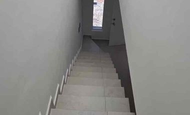 🚩Rento  casa   en frac. Cerrada en calle  Avila Camacho, entre   av  Guanajuato e  HIlario  medina   Leon gto.

Renta $ 14,000  con mtto

Nueva la  casa 🚩

Cochera para  1  auto  
Sala 
Comedor 
Cocina integral  
Área   de lavado  
Medio baño 
Plata alta 
2  recamaras  con closet y baño  comoleto con cancel de vidrio  templado 

Cisterna 
Tanque  estacionario 
Tinaco 

Cerca   plaza   obelisco
Conalep