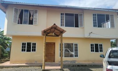 Finca en venta con casa grande a 5 minutos de Puerto Quito Ecuador