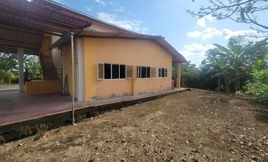 Finca en venta con casa grande a 5 minutos de Puerto Quito Ecuador