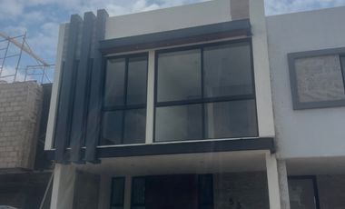 Casa en San Pedro Tlaquepaque con Ventanales Panorámicos y Diseño Moderno