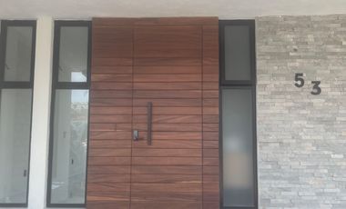 Casa en San Pedro Tlaquepaque con Ventanales Panorámicos y Diseño Moderno