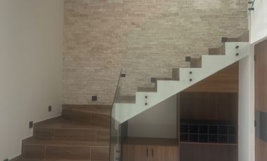 Casa en San Pedro Tlaquepaque con Ventanales Panorámicos y Diseño Moderno
