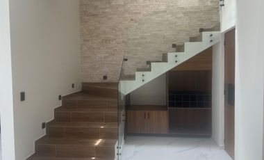 Casa en San Pedro Tlaquepaque con Ventanales Panorámicos y Diseño Moderno