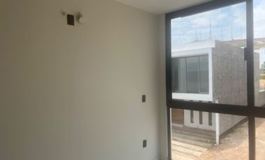 Casa en San Pedro Tlaquepaque con Ventanales Panorámicos y Diseño Moderno