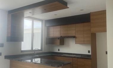 Casa en San Pedro Tlaquepaque con Ventanales Panorámicos y Diseño Moderno