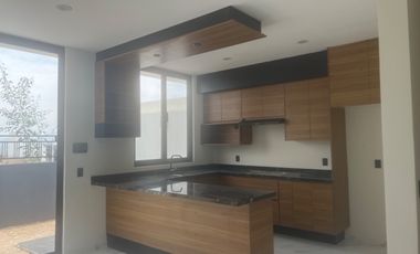 Casa en San Pedro Tlaquepaque con Ventanales Panorámicos y Diseño Moderno