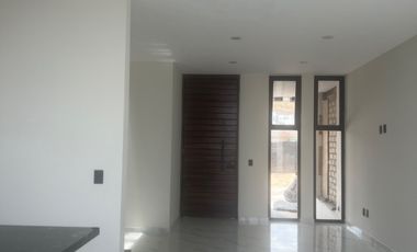 Casa en San Pedro Tlaquepaque con Ventanales Panorámicos y Diseño Moderno