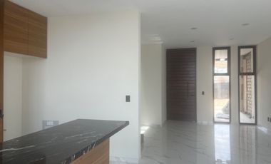 Casa en San Pedro Tlaquepaque con Ventanales Panorámicos y Diseño Moderno