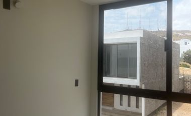 Casa en San Pedro Tlaquepaque con Ventanales Panorámicos y Diseño Moderno