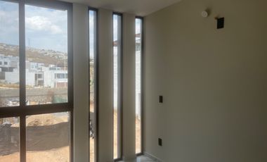 Casa en San Pedro Tlaquepaque con Ventanales Panorámicos y Diseño Moderno