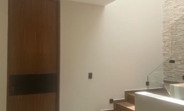 Casa en San Pedro Tlaquepaque con Ventanales Panorámicos y Diseño Moderno