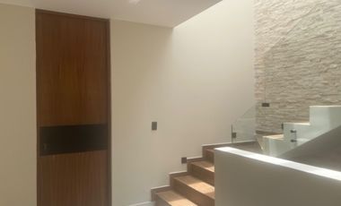 Casa en San Pedro Tlaquepaque con Ventanales Panorámicos y Diseño Moderno