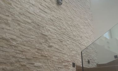 Casa en San Pedro Tlaquepaque con Ventanales Panorámicos y Diseño Moderno