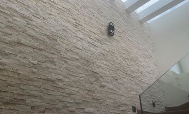Casa en San Pedro Tlaquepaque con Ventanales Panorámicos y Diseño Moderno