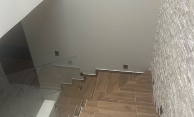 Casa en San Pedro Tlaquepaque con Ventanales Panorámicos y Diseño Moderno