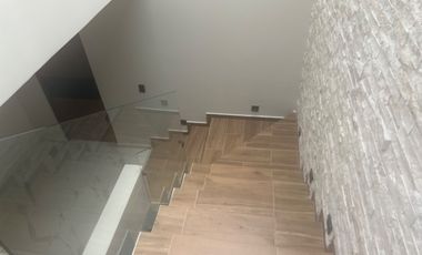 Casa en San Pedro Tlaquepaque con Ventanales Panorámicos y Diseño Moderno
