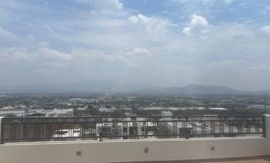 Casa en San Pedro Tlaquepaque con Ventanales Panorámicos y Diseño Moderno