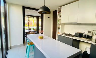 VENTA CASA MEDITERRÁNEA ESPECTACULAR,  A PASOS DE COLEGIOS SAN ANSELMO Y PEDREGALES | UF 13.500