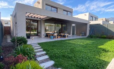 VENTA CASA MEDITERRÁNEA ESPECTACULAR,  A PASOS DE COLEGIOS SAN ANSELMO Y PEDREGALES | UF 13.500