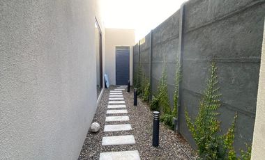 VENTA CASA MEDITERRÁNEA ESPECTACULAR,  A PASOS DE COLEGIOS SAN ANSELMO Y PEDREGALES | UF 13.500