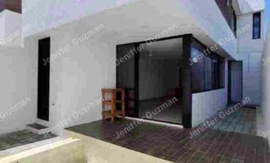 Amplio TH con piscina y en esquina