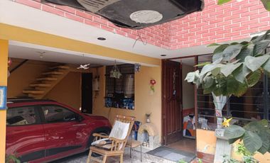CASA EN VENTA FRENTA A PARQUE