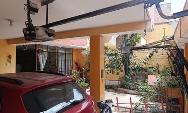 CASA EN VENTA FRENTA A PARQUE