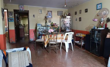 CASA EN VENTA FRENTA A PARQUE