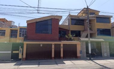 CASA EN VENTA FRENTA A PARQUE