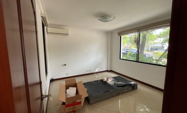 En alquiler casa de 3 dormitorios en urb.Plaza Real en vía Samborondón.