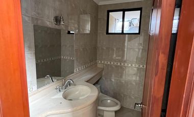 En alquiler casa de 3 dormitorios en urb.Plaza Real en vía Samborondón.