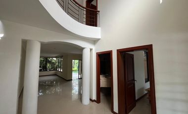 En alquiler casa de 3 dormitorios en urb.Plaza Real en vía Samborondón.