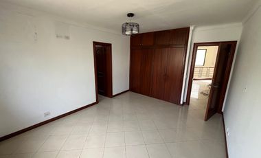 En alquiler casa de 3 dormitorios en urb.Plaza Real en vía Samborondón.