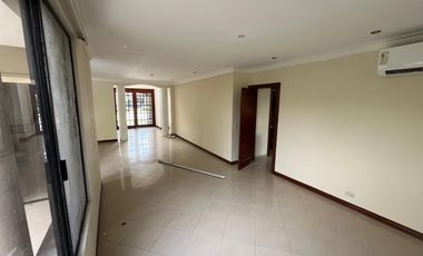 En alquiler casa de 3 dormitorios en urb.Plaza Real en vía Samborondón.