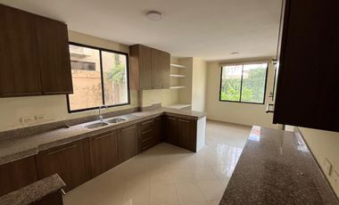 En alquiler casa de 3 dormitorios en urb.Plaza Real en vía Samborondón.