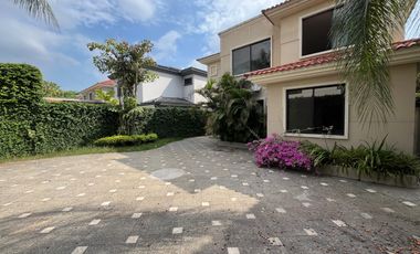 En alquiler casa de 3 dormitorios en urb.Plaza Real en vía Samborondón.