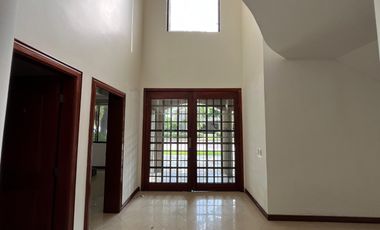 En alquiler casa de 3 dormitorios en urb.Plaza Real en vía Samborondón.