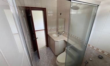 En alquiler casa de 3 dormitorios en urb.Plaza Real en vía Samborondón.