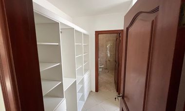 En alquiler casa de 3 dormitorios en urb.Plaza Real en vía Samborondón.