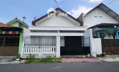 RUMAH DIJUAL DI SOLO DEKAT STASIUN SOLO BALAPAN, TERMINAL TIRTONADI DAN PASAR NUSUKAN