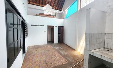RUMAH DIJUAL DI SOLO DEKAT STASIUN SOLO BALAPAN, TERMINAL TIRTONADI DAN PASAR NUSUKAN